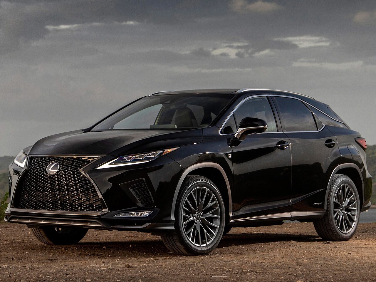 Lexus RX 2.0 AT Black Vision (RX 300 AWD): Вид спереди сбоку, чёрный кузов