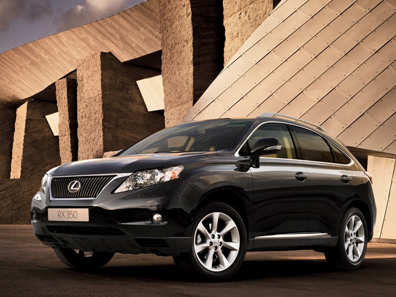 Lexus RX (III поколение, 2009 - 2012 г.в.): Вид спереди сбоку у современного здания, чёрный кузов