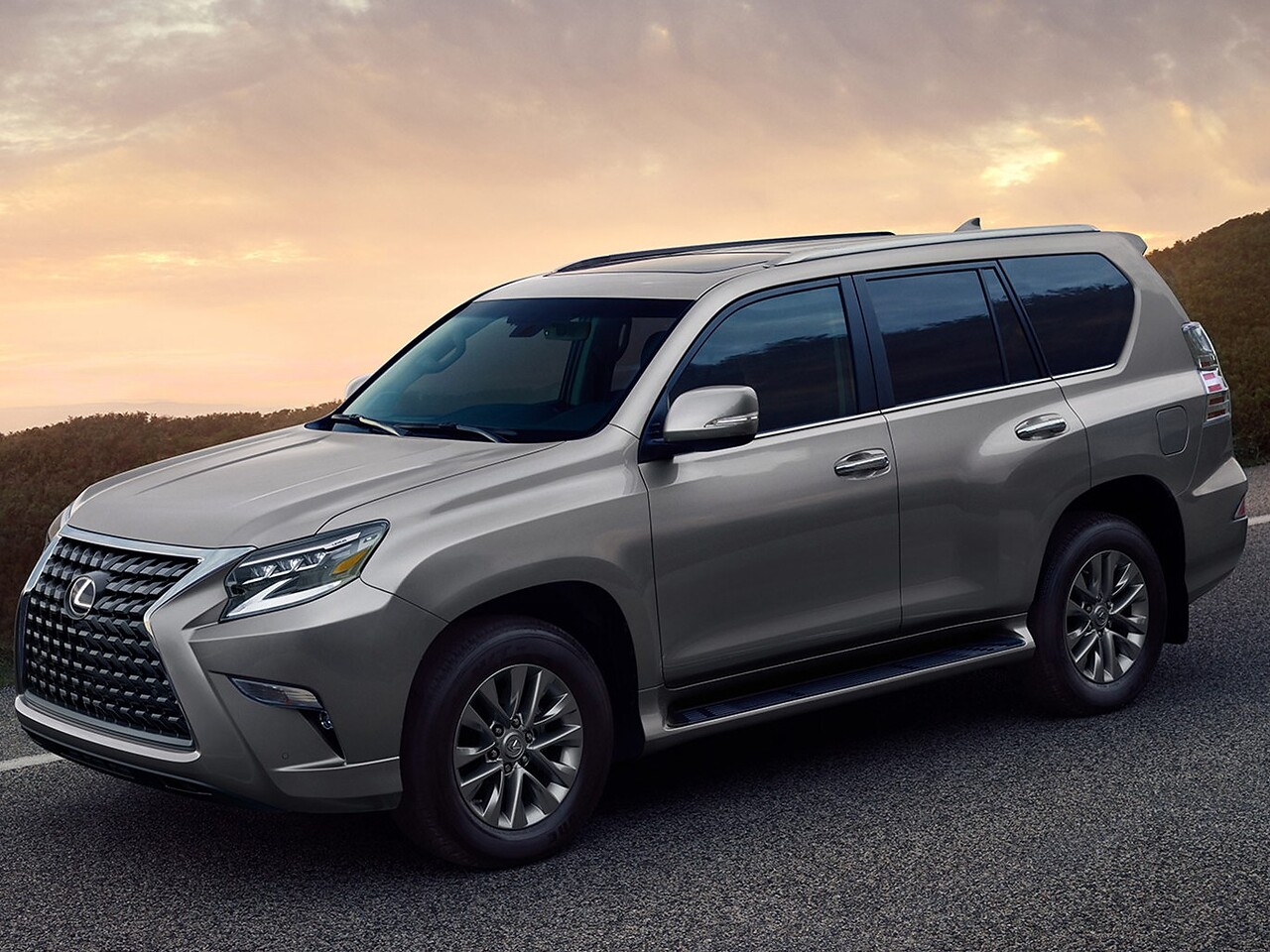 Lexus GX: Вид спереди сбоку на закате
