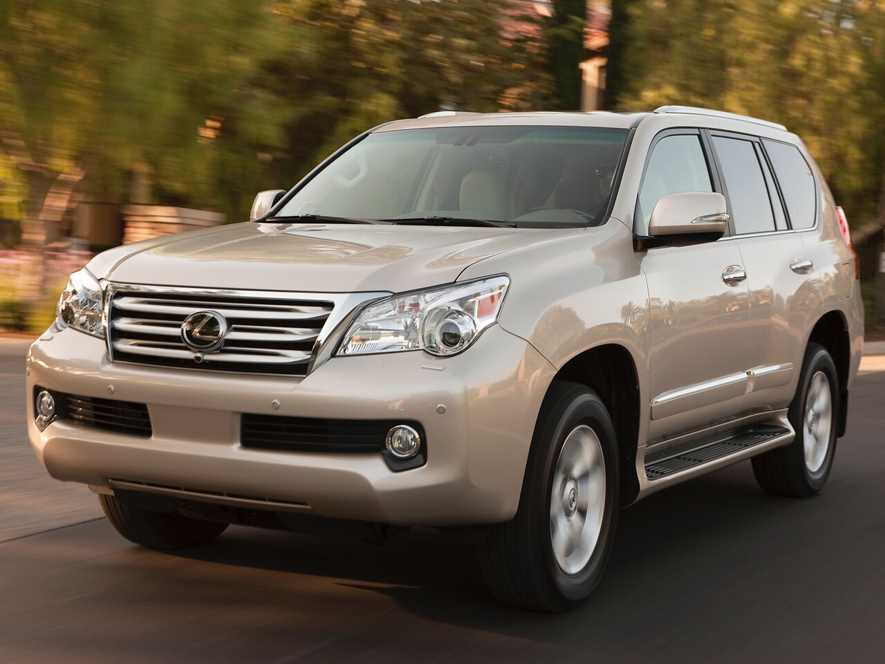 Lexus GX 4.6 AT 460 (Comfort): Вид спереди сбоку на дороге