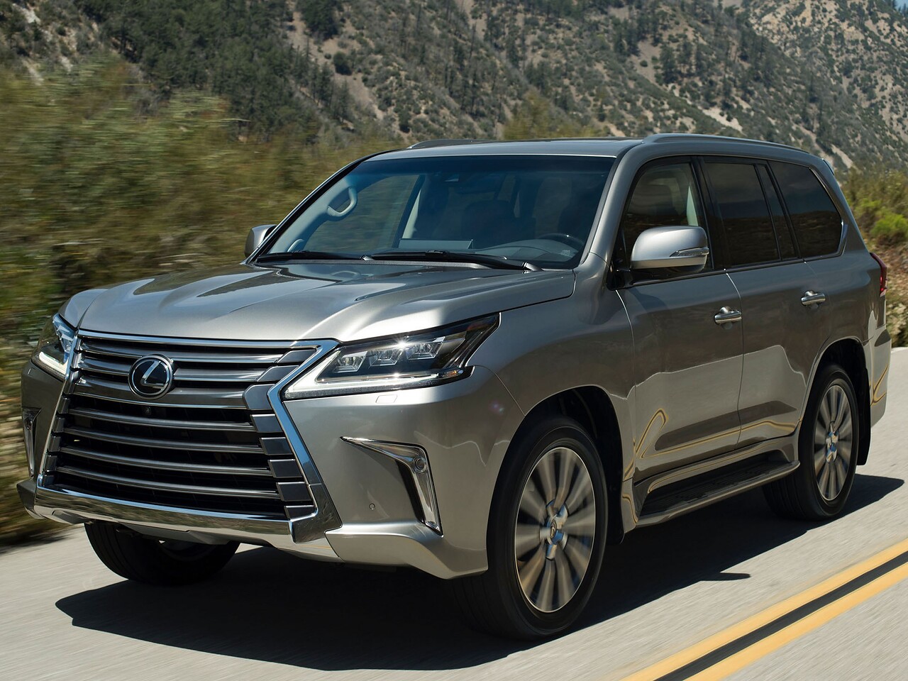Lexus LX: Вид спереди сбоку на горной дороге, серебристый кузов