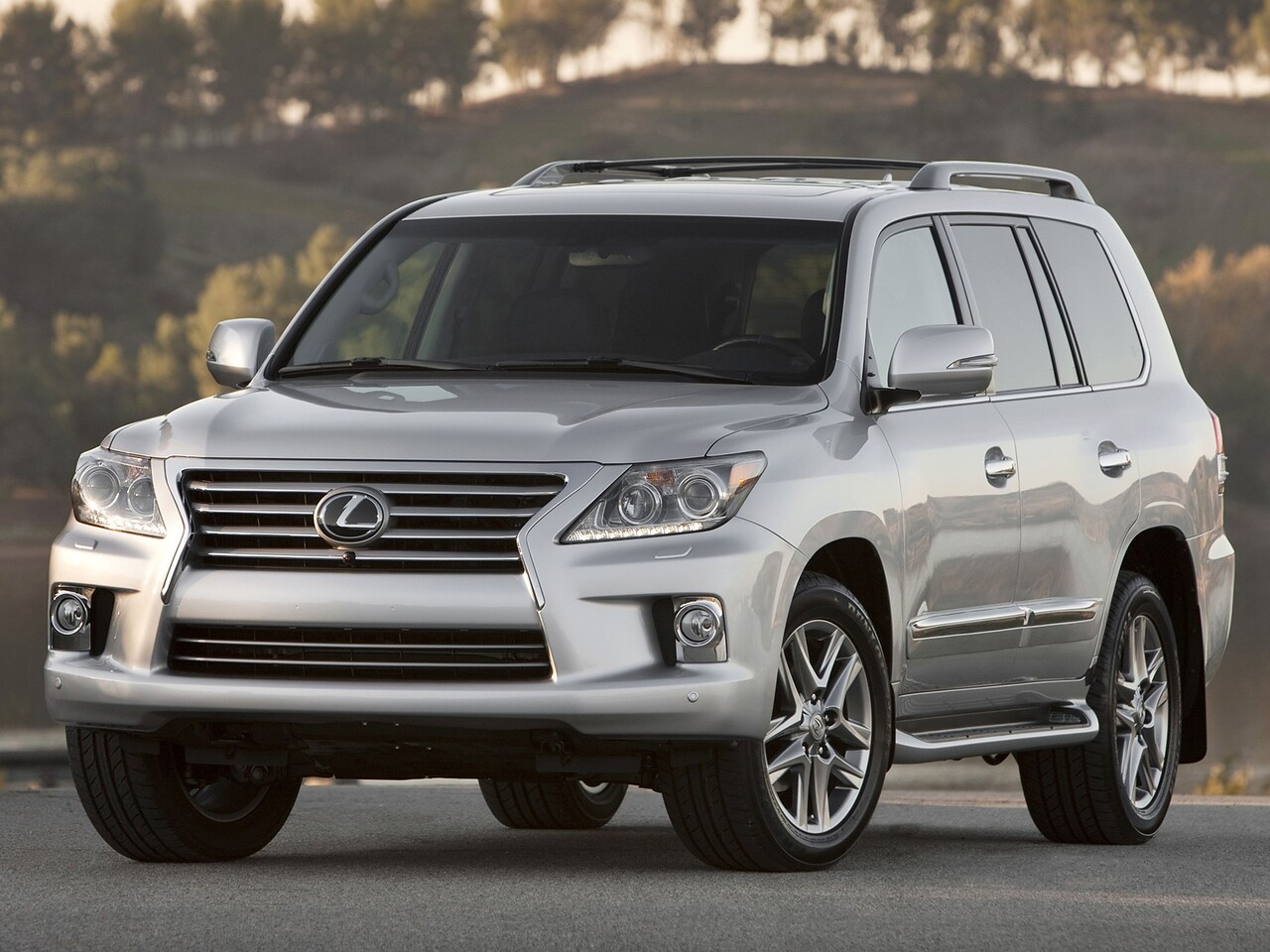 Lexus LX (III поколение рестайлинг, 2012 - 2015 г.в.): Вид спереди сбоку на дороге