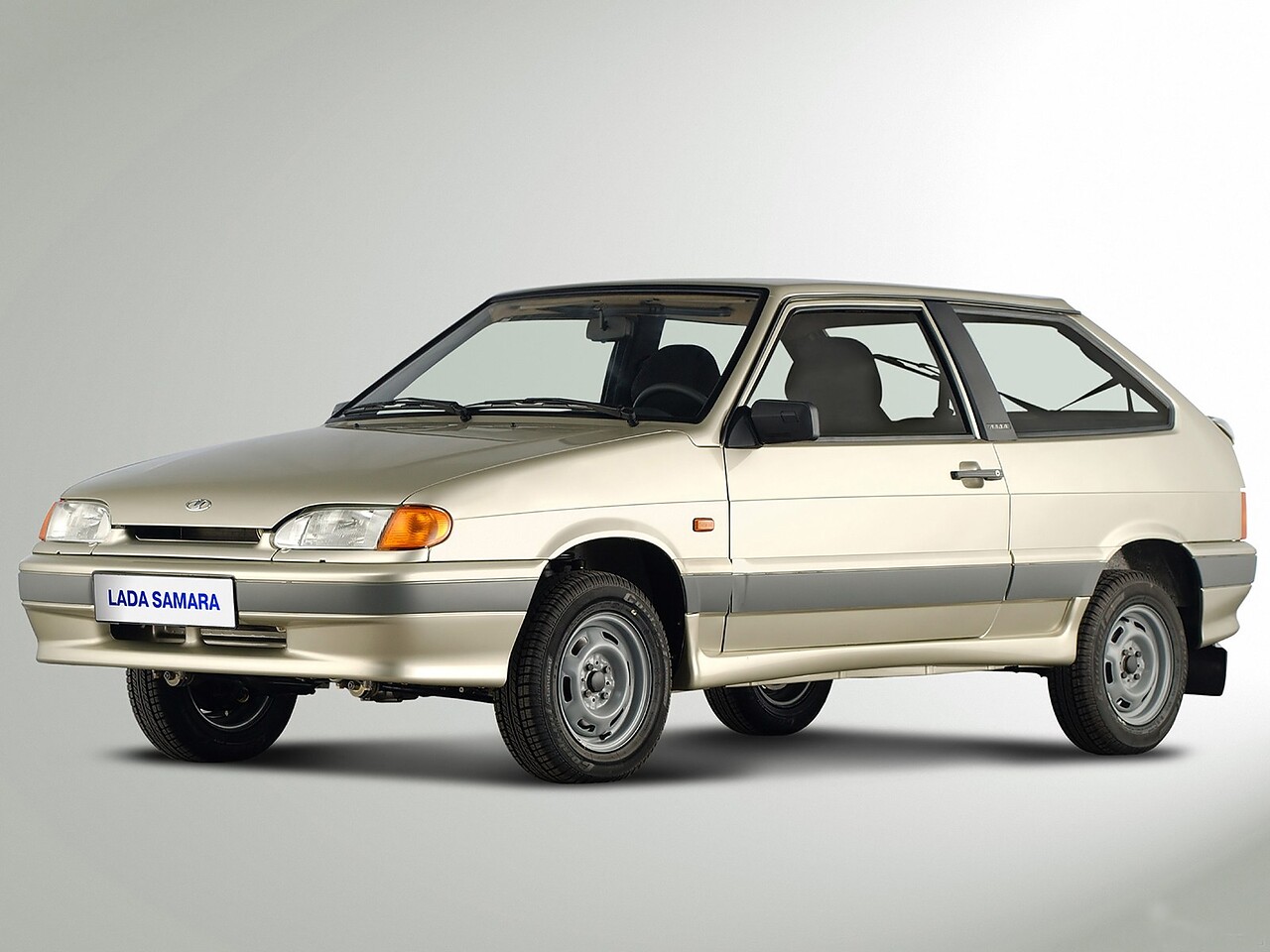 ВАЗ (Lada) Samara (2113) хэтчбек 3-дв. (I поколение, 1997 - 2013 г.в.): Вид спереди сбоку в студии, бежевый кузов