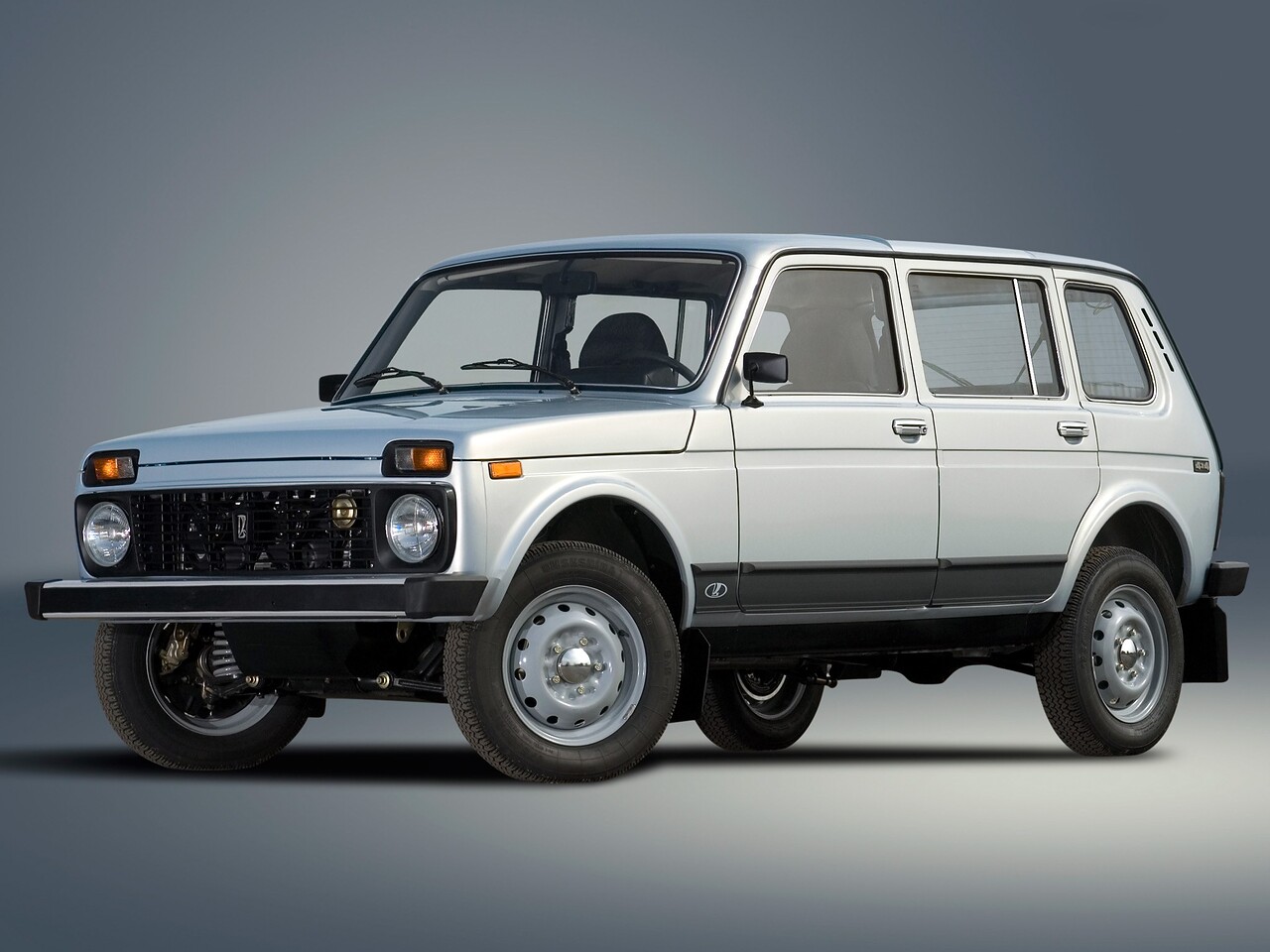 ВАЗ (Lada) 4x4 Нива (2123) 1.7 (8V) MT Luxe: Вид спереди сбоку в студии, серебристый кузов