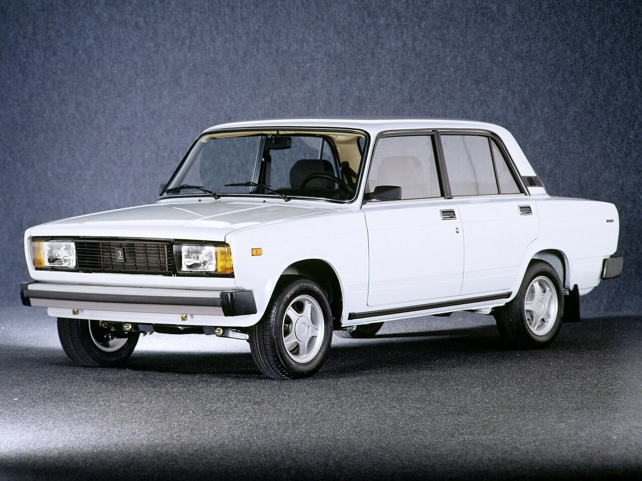 ВАЗ (Lada) 2105 (I поколение, 1980 - 2010 г.в.): вид спереди сбоку