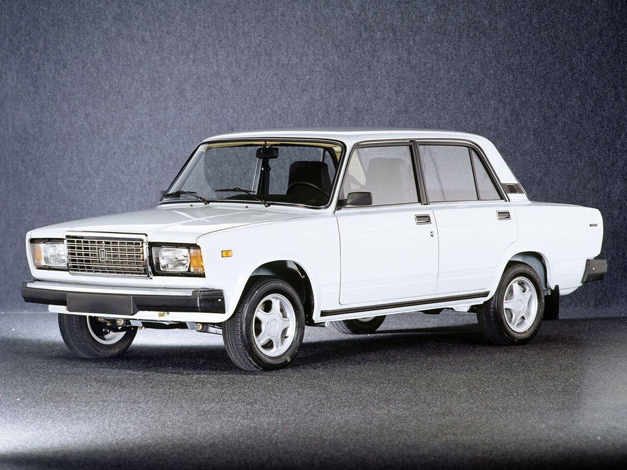 ВАЗ (Lada) 2107 (I поколение, 1980 - 2012 г.в.): Вид спереди сбоку в студии, белый кузов
