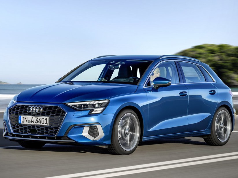 Audi A3 хэтчбек 5-дв. 1.4  AT Sport (35 TFSI): вид спереди сбоку в движении