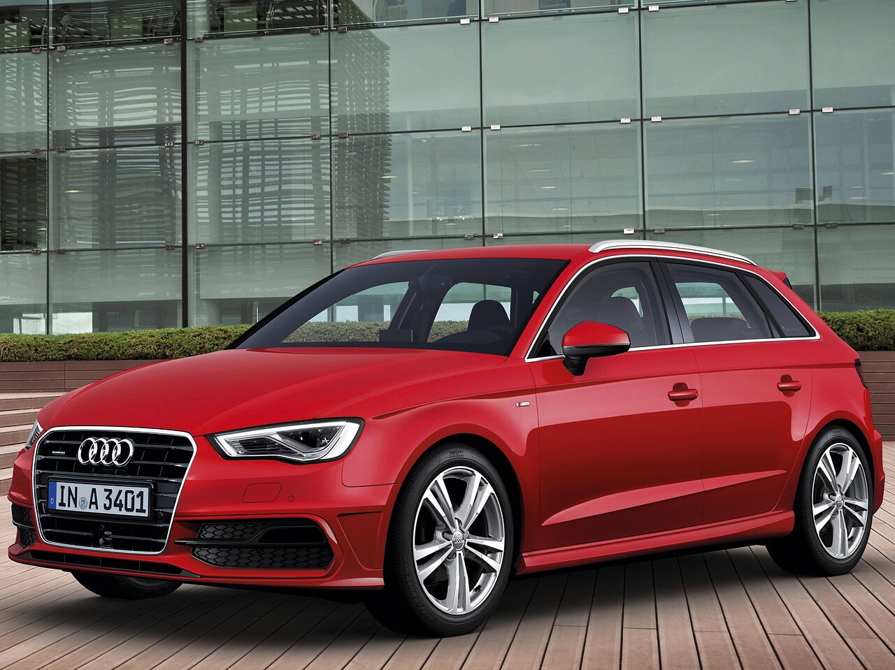 Audi A3 хэтчбек 5-дв. 1.2 TFSI AT Ambition: вид спереди сбоку