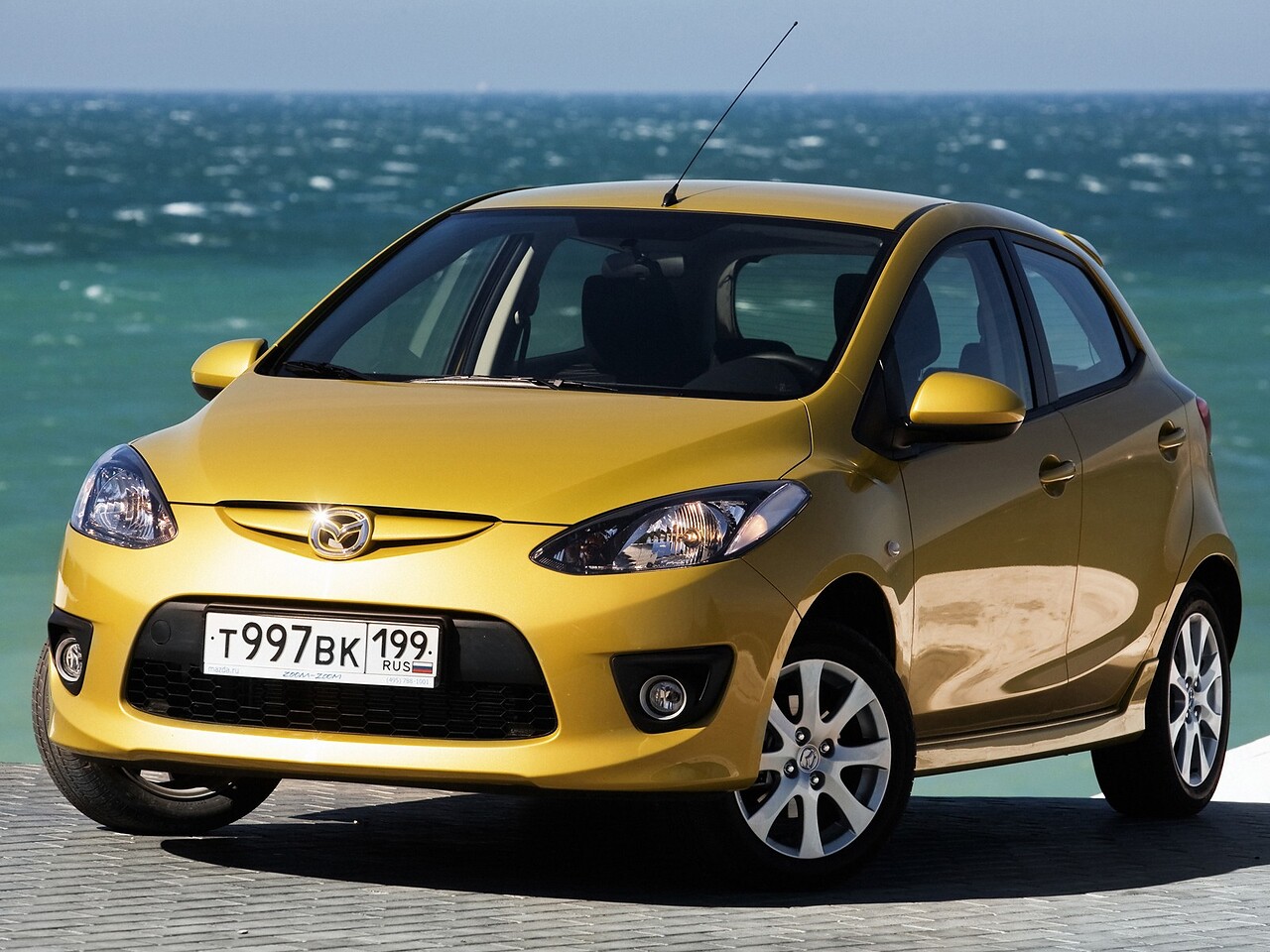 Mazda 2 1.5 AT Energy: вид спереди сбоку