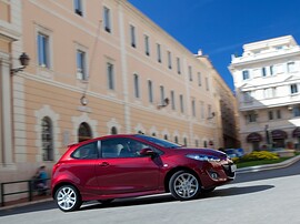 Mazda 2 1.3 MT Direct: вид сбоку