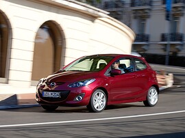 Mazda 2 1.3 MT Direct: вид спереди сбоку в движении
