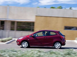Mazda 2 1.3 MT Direct: вид сбоку в движении