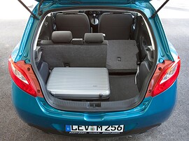 Mazda 2 1.3 MT Direct: багажник с чемоданом