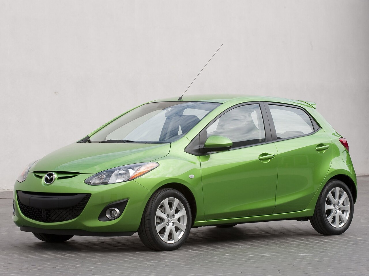 Mazda 2 (II поколение рестайлинг, 2011 - 2015 г.в.): вид спереди сбоку