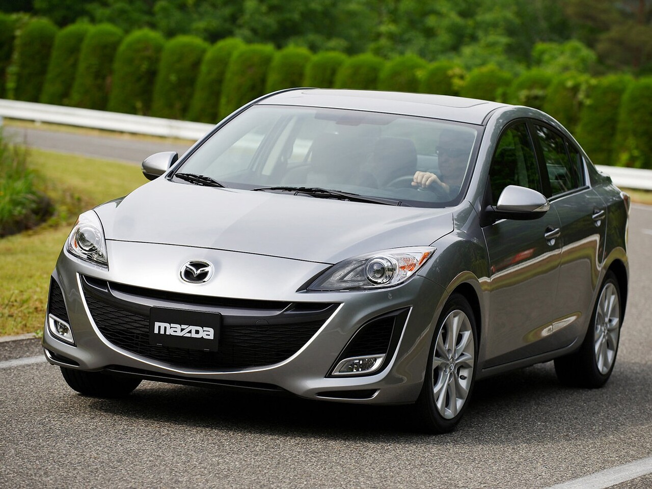 Mazda 3 Седан (II поколение, 2009 - 2011 г.в.): вид спереди сбоку