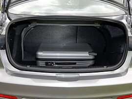 Mazda 3 седан (II поколение рестайлинг, 2011 - 2013 г.в.): багажник с чемоданом