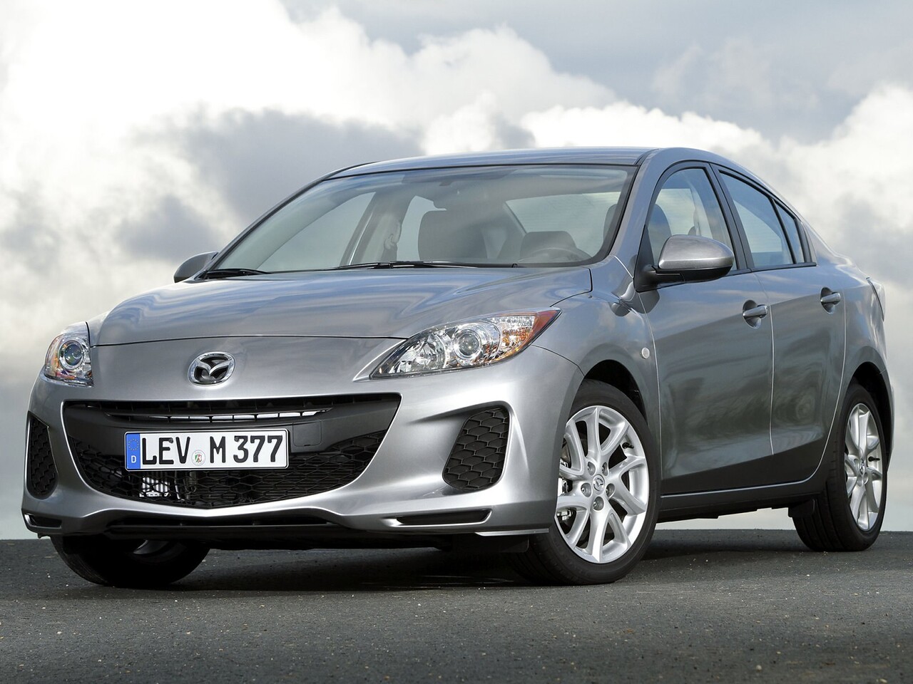 Mazda 3 седан (II поколение рестайлинг, 2011 - 2013 г.в.): вид спереди сбоку