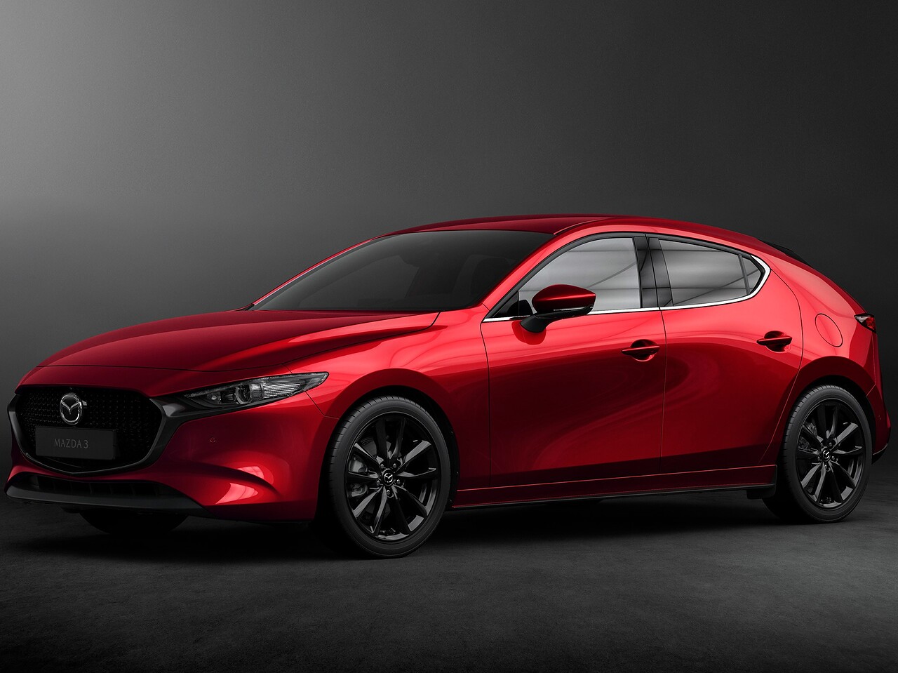 Mazda 3 хэтчбек 5-дв. (IV поколение, 2019 - 2020 г.в.): вид спереди сбоку