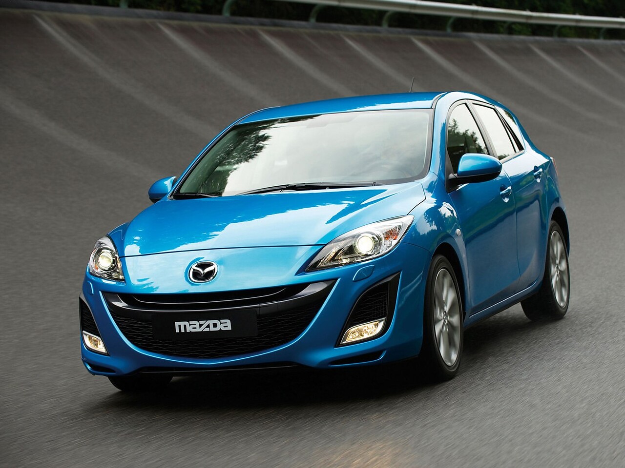 Mazda 3 Хэтчбек (II поколение, 2009 - 2011 г.в.): вид спереди сбоку