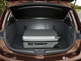 Mazda 3 хэтчбек 5-дв. 1.6 AT Direct Plus: багажник с чемоданом