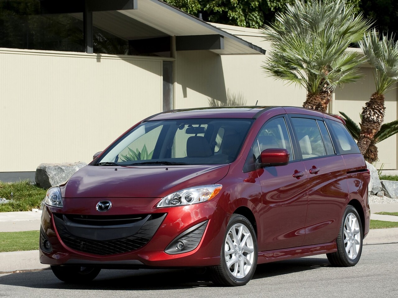 Mazda 5 (III поколение, 2010 - 2015 г.в.): вид спереди сбоку