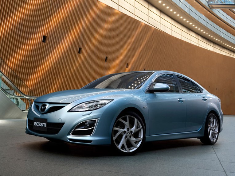 Mazda 6 седан (II поколение, рестайлинг, 2010 - 2012 г.в.): вид спереди сбоку