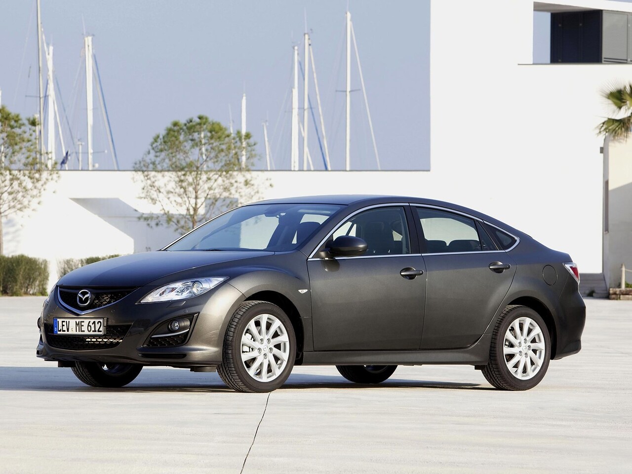 Mazda 6 лифтбек 2.0 MT Touring Plus: вид спереди сбоку