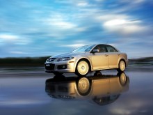Mazda 6 MPS седан: Серебристый седан на отражающей поверхности, вид спереди сбоку