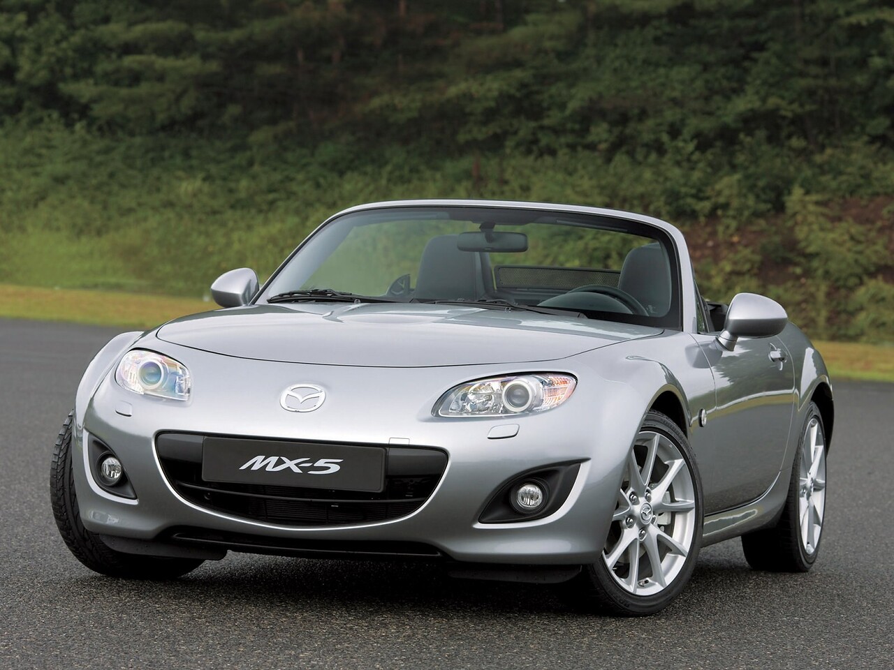 Mazda MX-5 2.0 MT Sport: Серебристый родстер с открытым верхом, вид спереди сбоку