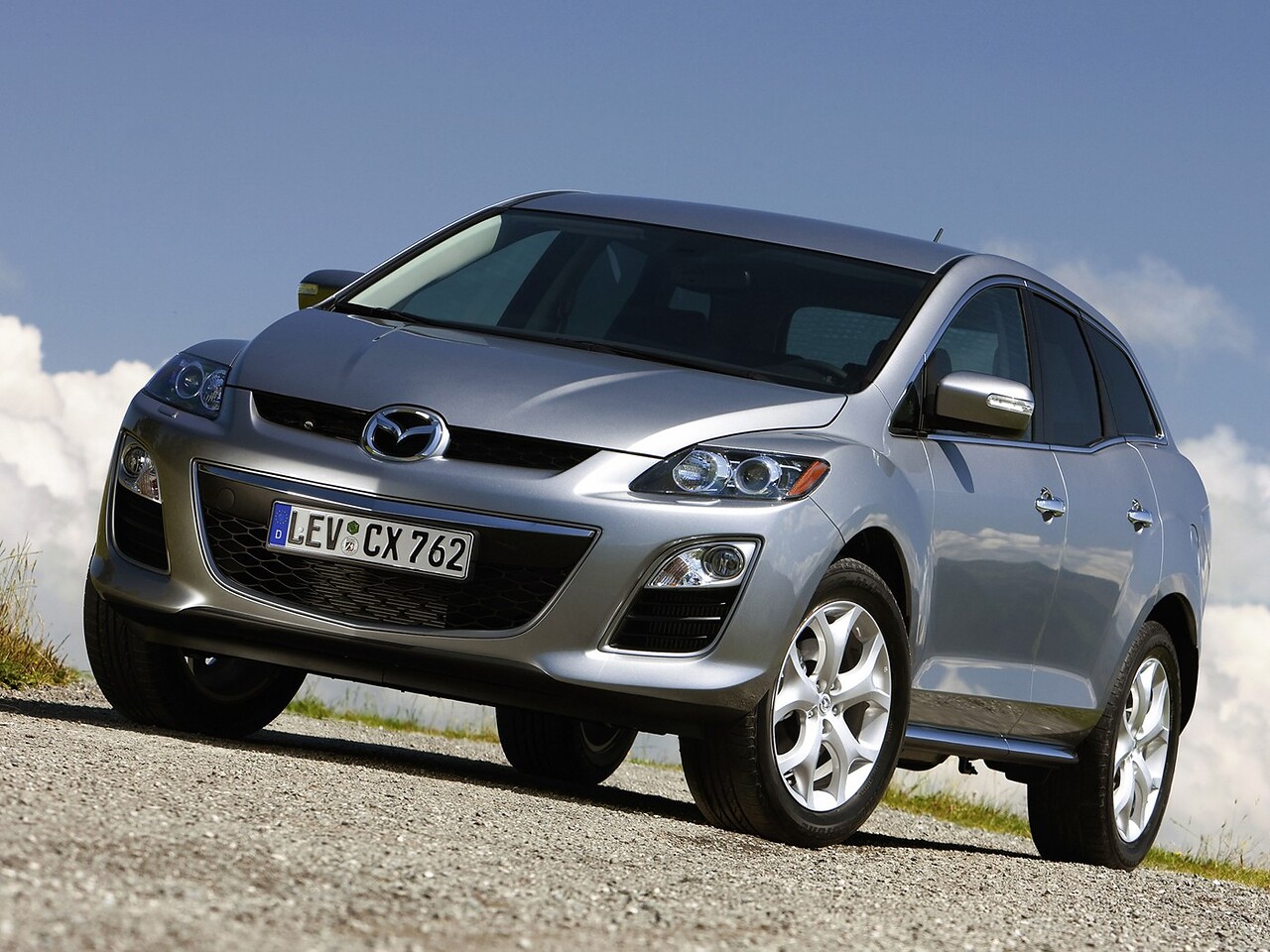 Mazda CX-7 (I поколение, 2006 - 2012 г.в.): Серебристый внедорожник, вид спереди сбоку