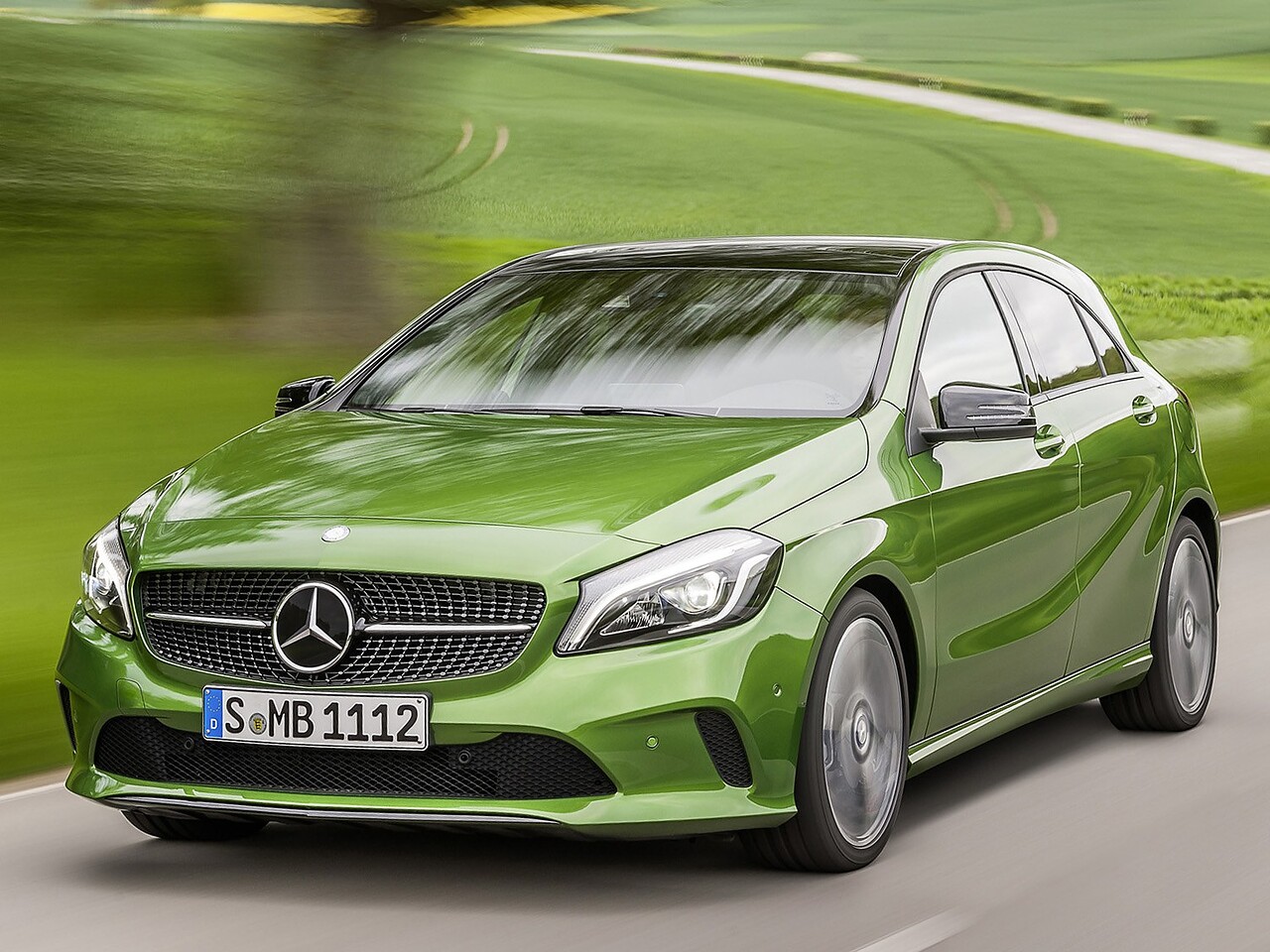 Mercedes-Benz A-Класс 1.6 AT A180: Зелёный хэтчбек в движении, вид спереди сбоку