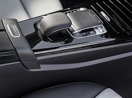 Mercedes-Benz A-Класс хэтчбек 5-дв. 1.3 AT Sport: Крупный план тачпада на центральной консоли