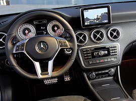 Mercedes-Benz A-Класс 5-дв. 2.1 CDI AT A200 (Особая серия): Крупный план руля и приборной панели