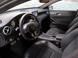 Mercedes-Benz A-Класс 5-дв. 2.1 CDI AT A200 (Особая серия): Салон с открытой дверью, вид на водительское место