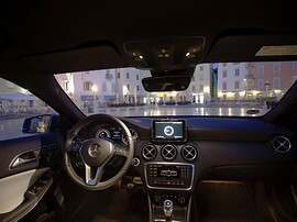Mercedes-Benz A-Класс 5-дв. 2.1 CDI AT A200 (Особая серия): Салон ночью с подсветкой приборов