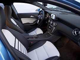 Mercedes-Benz A-Класс 5-дв. 2.1 CDI AT A200 (Особая серия): Передние сиденья с чёрно-белой отделкой и синей подсветкой