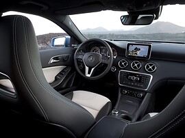 Mercedes-Benz A-Класс 5-дв. 2.1 CDI AT A200 (Особая серия): Водительское сиденье и центральная консоль