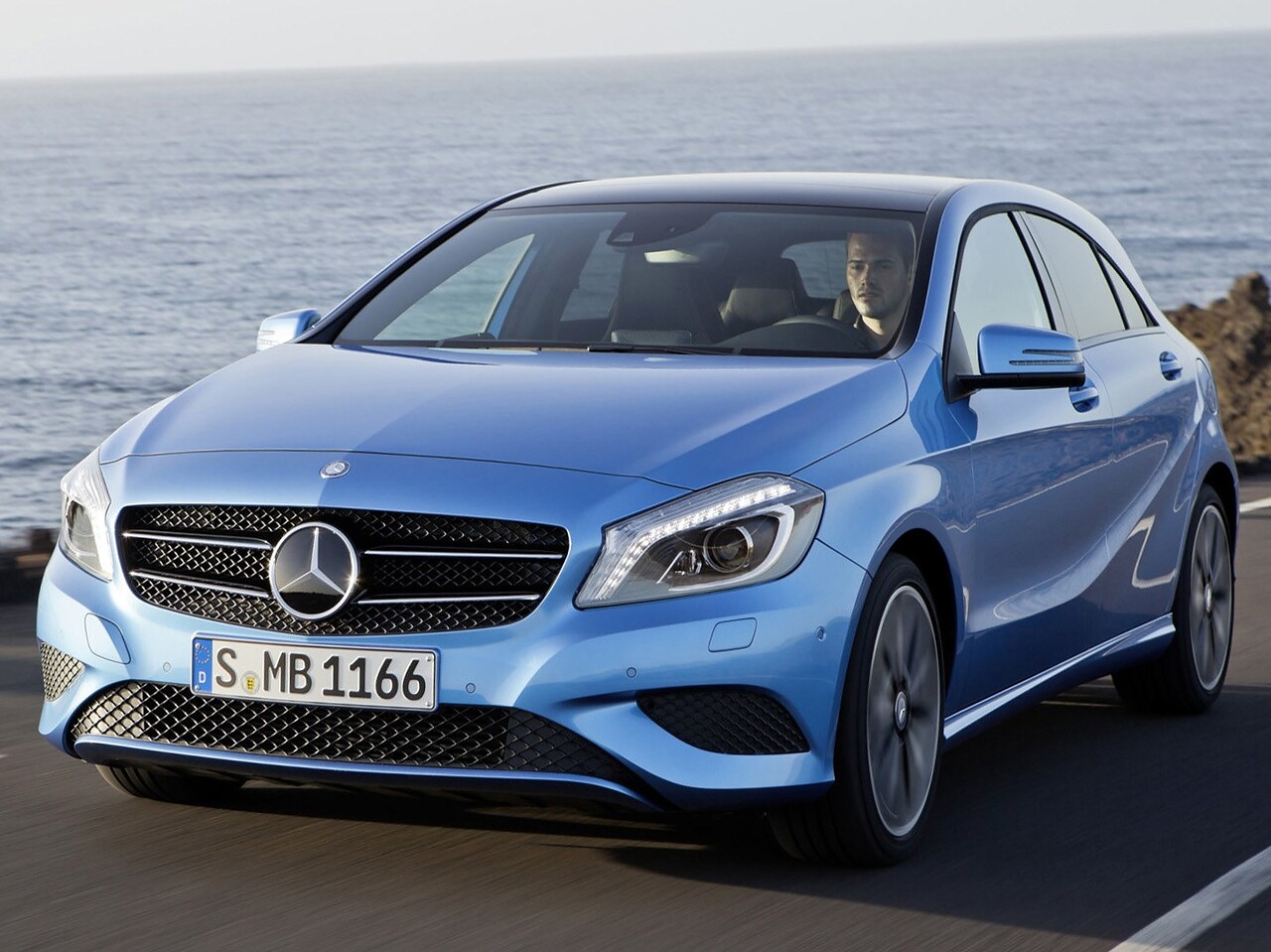 Mercedes-Benz A-Класс 5-дв. (W176, 2013 - 2015 г.в.): Синий хэтчбек в движении, вид спереди сбоку