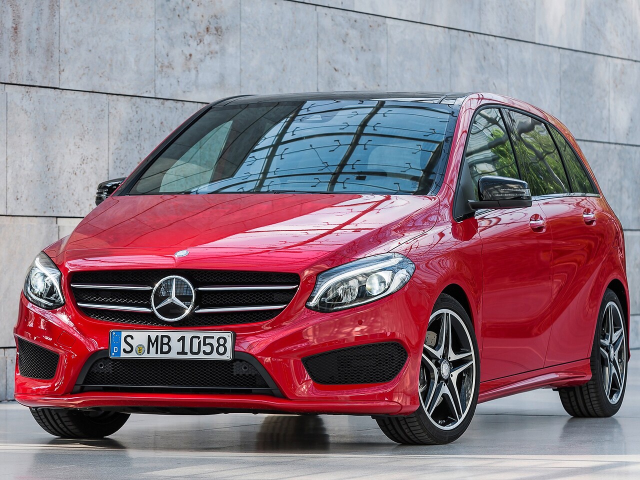 Mercedes-Benz B-Класс 1.6 AT 180: Красный минивэн, вид спереди сбоку