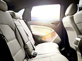 Mercedes-Benz B-Класс 1.6 MT 180: Задние сиденья, вид сбоку