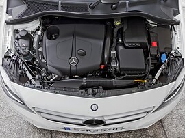 Mercedes-Benz B-Класс 1.6 MT 180: Моторный отсек белого автомобиля