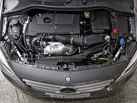 Mercedes-Benz B-Класс 1.6 MT 180: Моторный отсек тёмного автомобиля