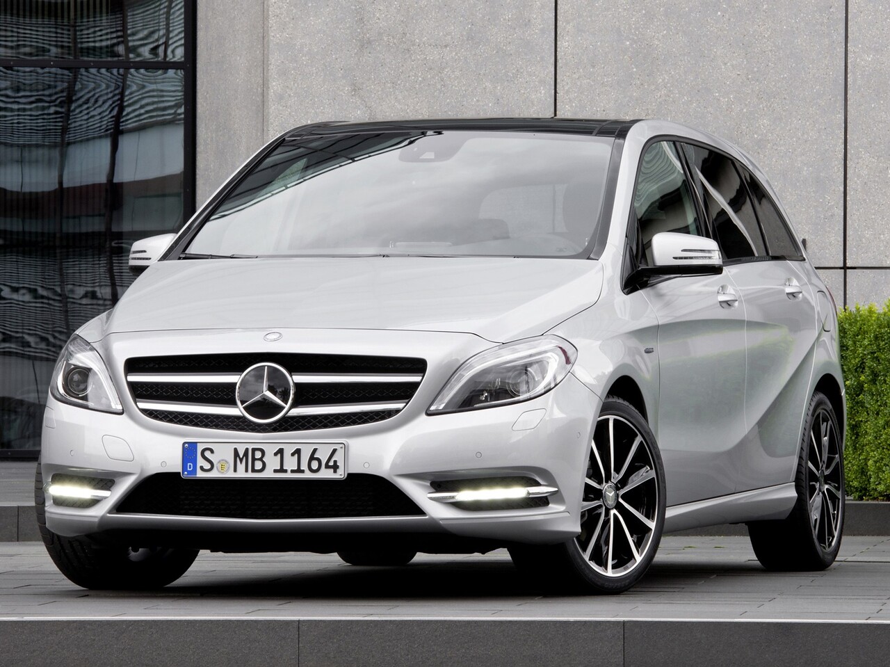 Mercedes-Benz B-Класс 1.6 MT 180: Серебристый минивэн, вид спереди сбоку