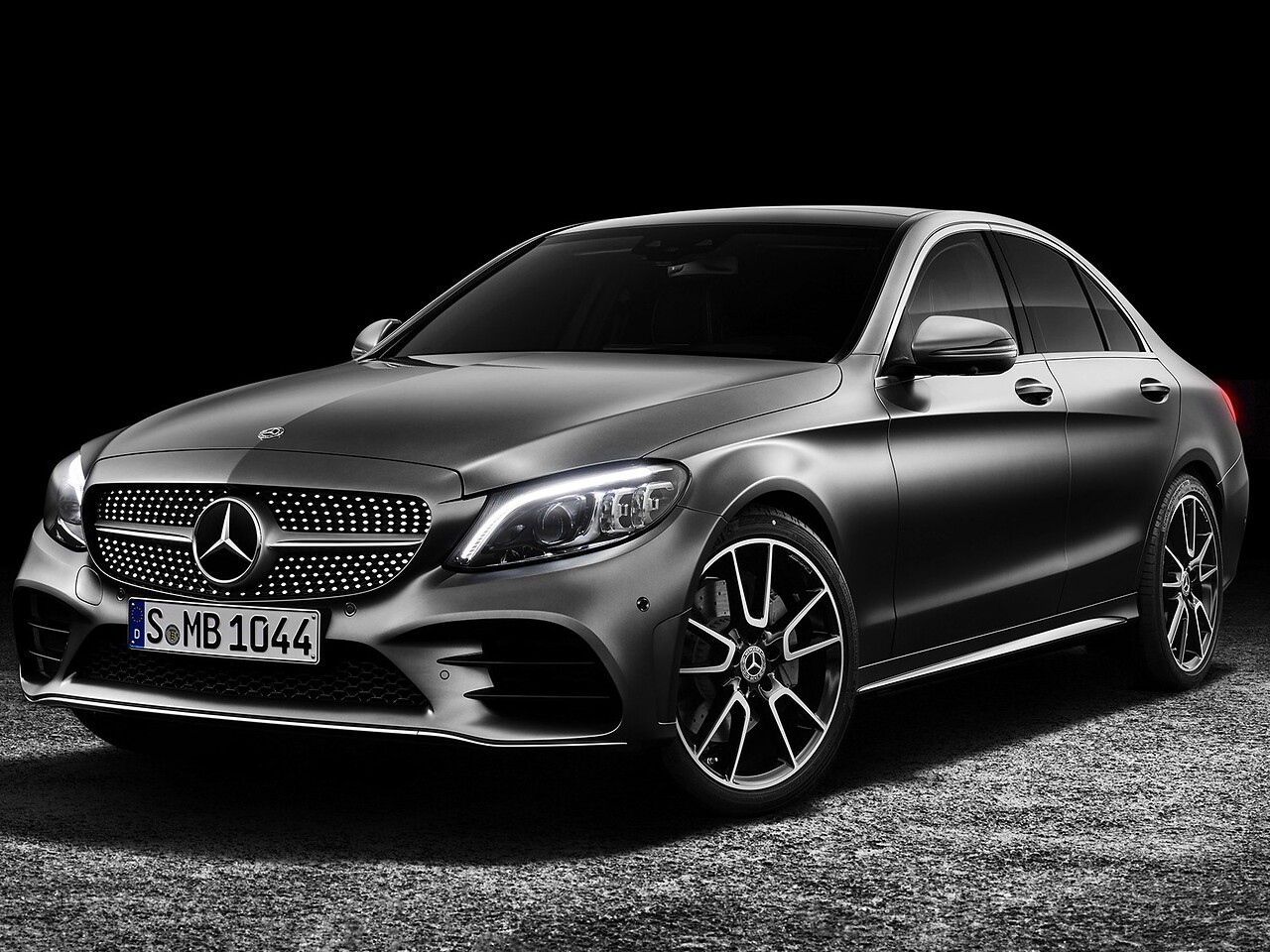 Mercedes-Benz C-Класс седан 3.0 4MATIC AT Особая Серия (AMG C 43): Тёмно-серый седан в студии, вид спереди сбоку