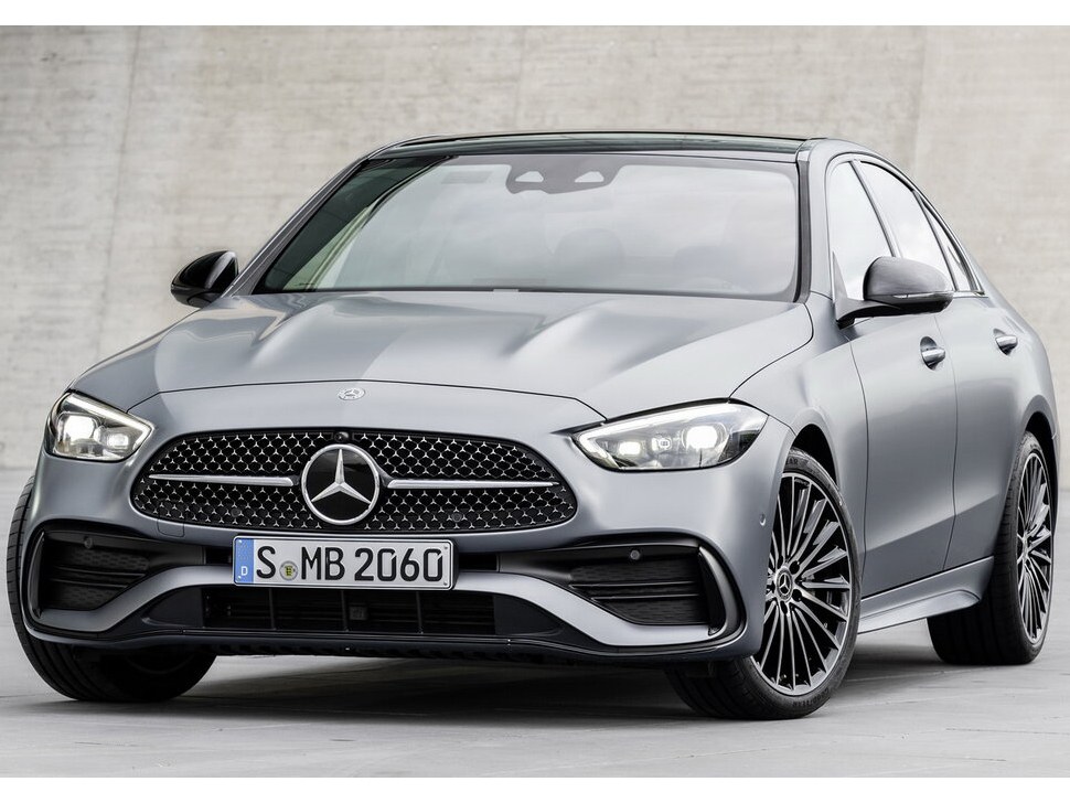 Mercedes-Benz C-Класс седан (W206, 2021 - 2022 г.в.): Серебристый седан, вид спереди сбоку