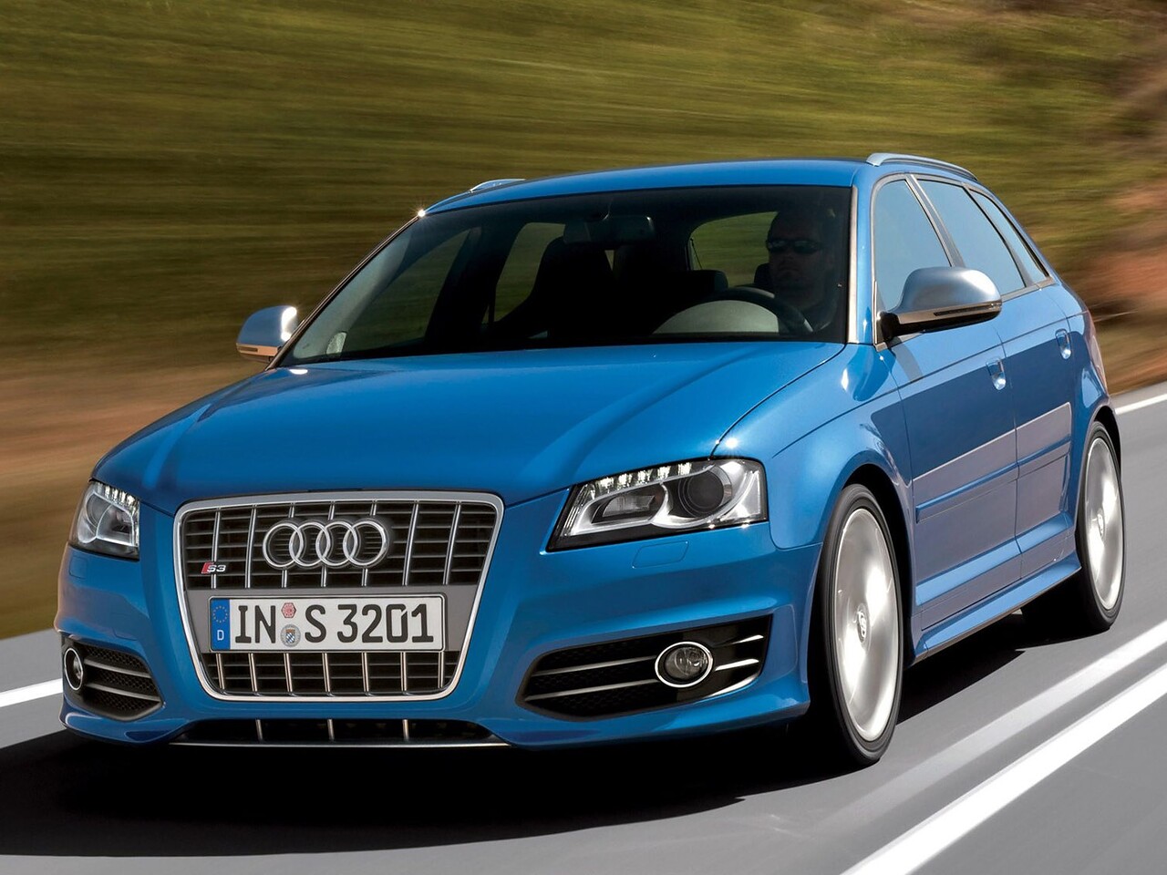 Audi S3 хэтчбек 5-дв. (8P рестайлинг, 2008 - 2013 г.в.): вид спереди сбоку в движении
