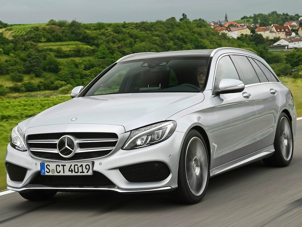 Mercedes-Benz C-Класс универсал 1.6 AT C180: Серебристый универсал, вид спереди сбоку