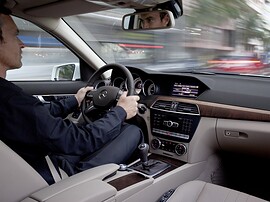 Mercedes-Benz C-Класс универсал (S204 рестайлинг, 2011 - 2014 г.в.): Водитель за рулём в движении