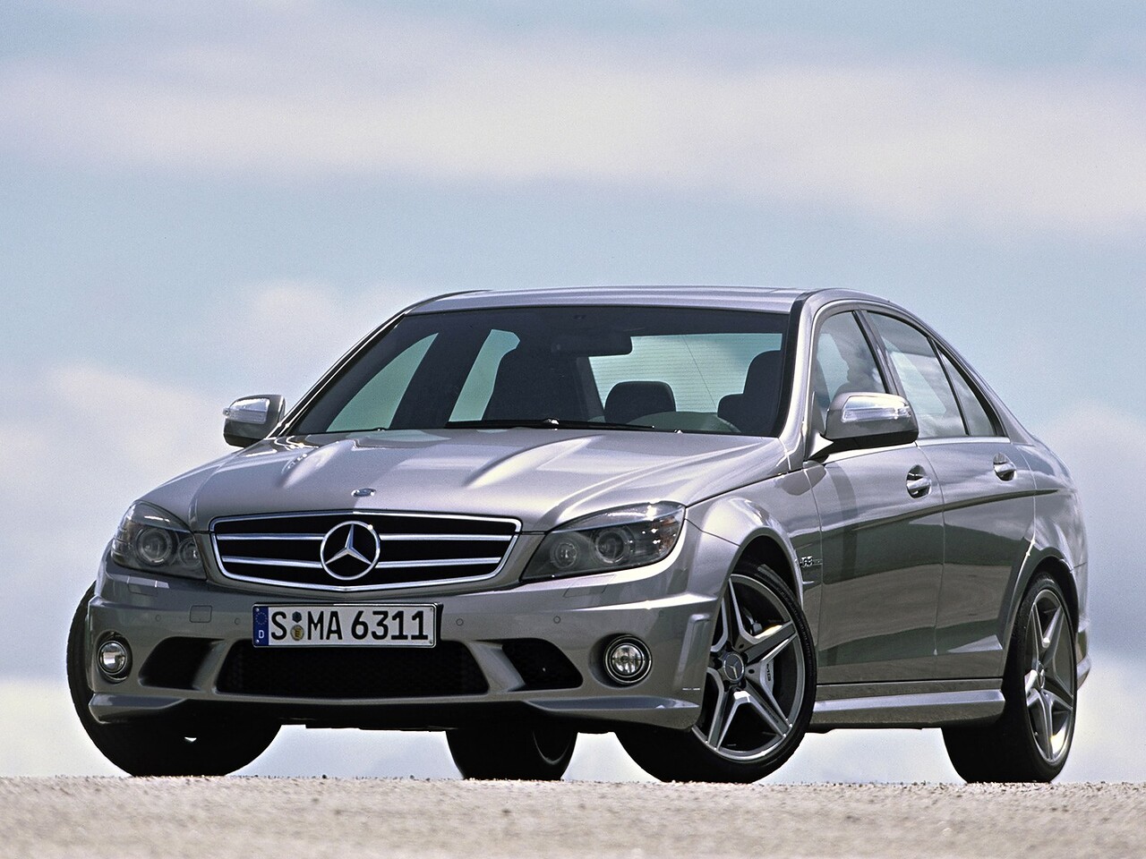 Mercedes-Benz C-Класс AMG седан (W204, 2007 - 2012 г.в.): Серебристый седан, вид спереди сбоку