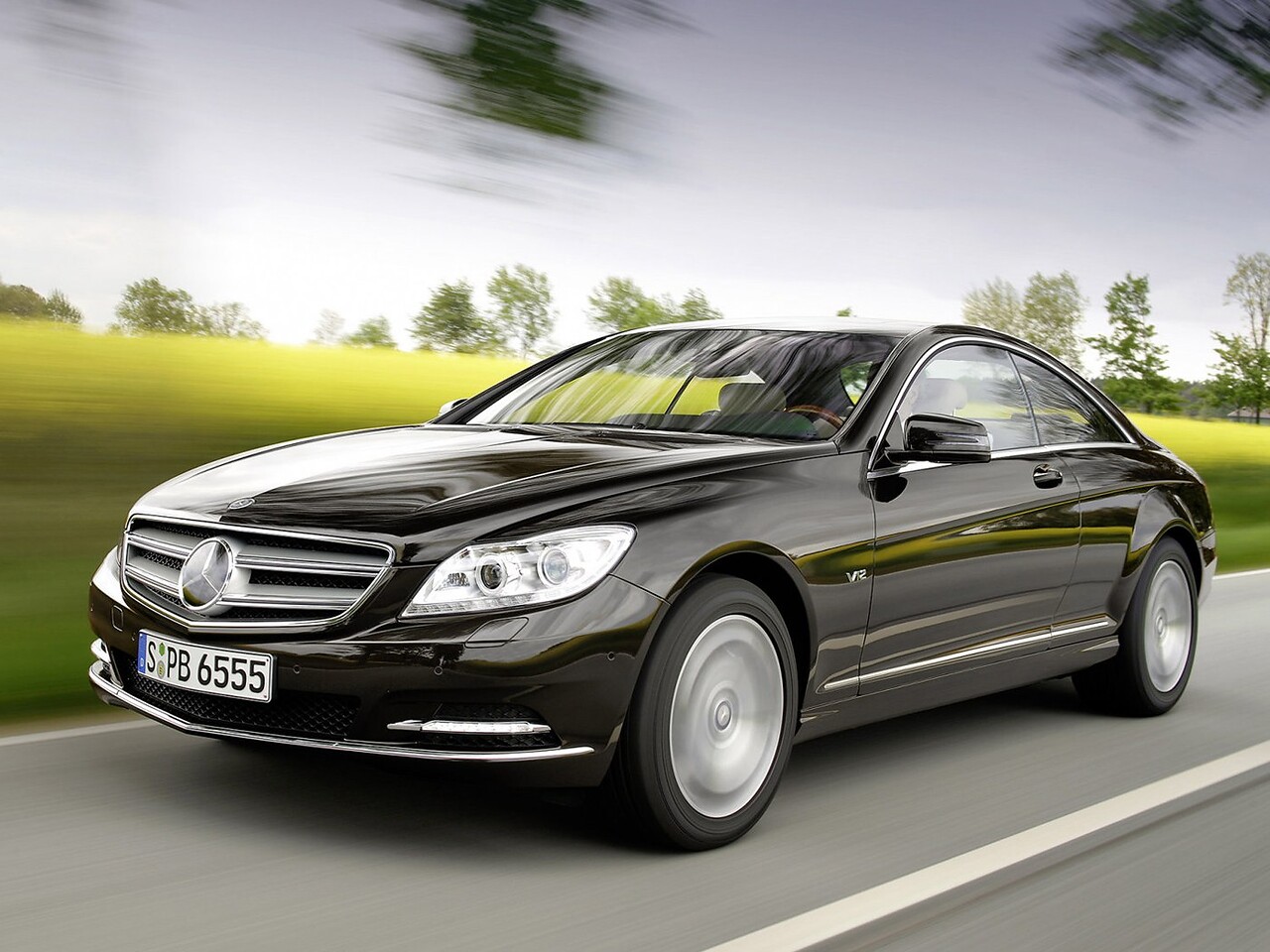 Mercedes-Benz CL-Класс 4.7 AT CL 500 4MATIC: Тёмный купе в движении, вид спереди сбоку
